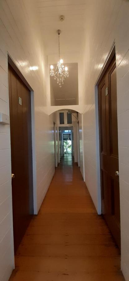 Travellers Paradise Cairns Dış mekan fotoğraf A typical corridor in a residential building