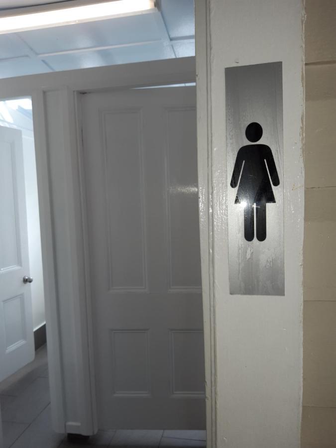 Travellers Paradise Cairns Dış mekan fotoğraf A door with a pictogram for a women's toilet
