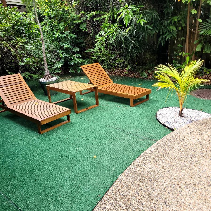 Travellers Paradise Cairns Dış mekan fotoğraf Artificial grass in a garden