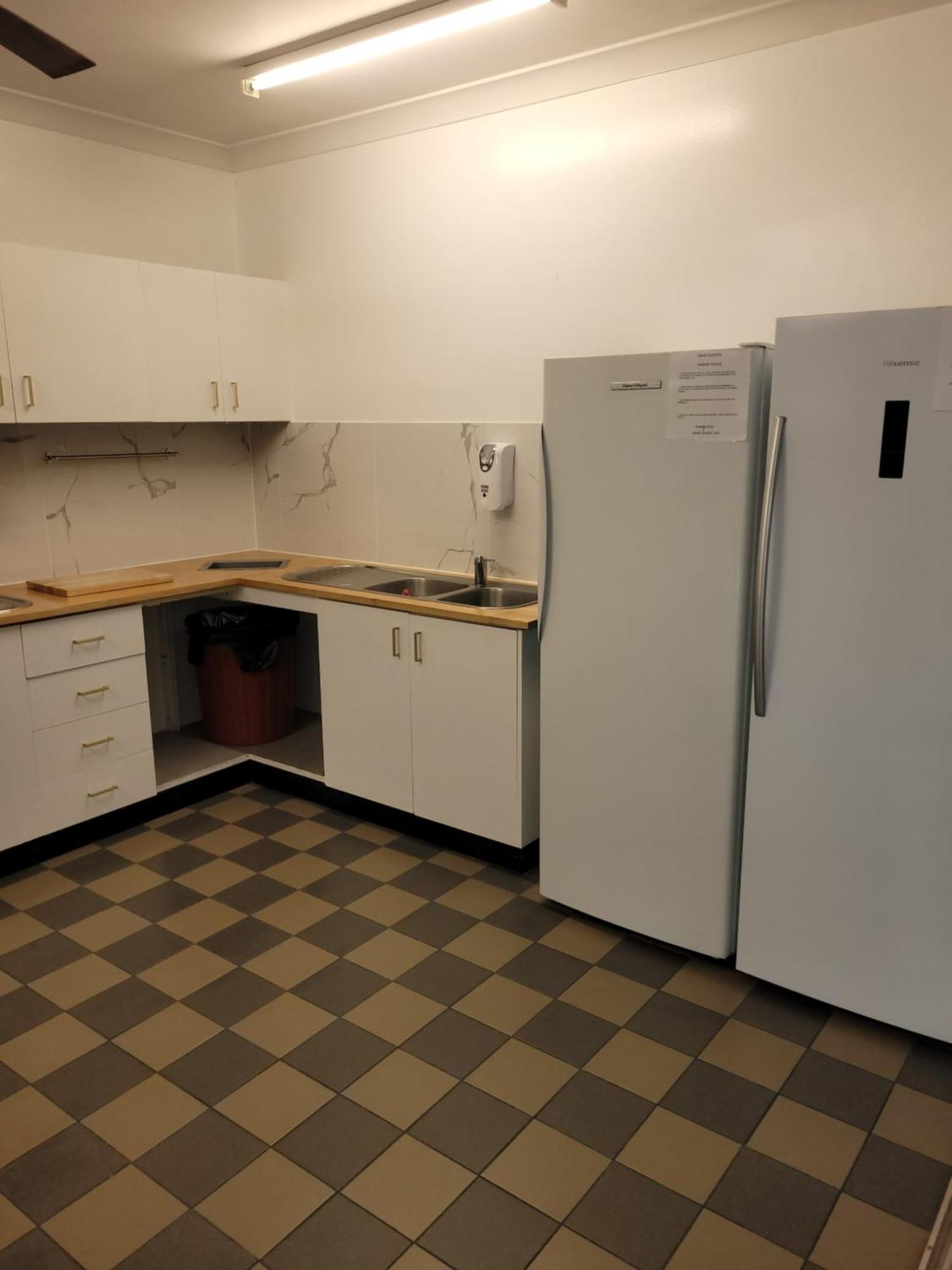 Travellers Paradise Cairns Dış mekan fotoğraf A typical kitchen in a student residence hall