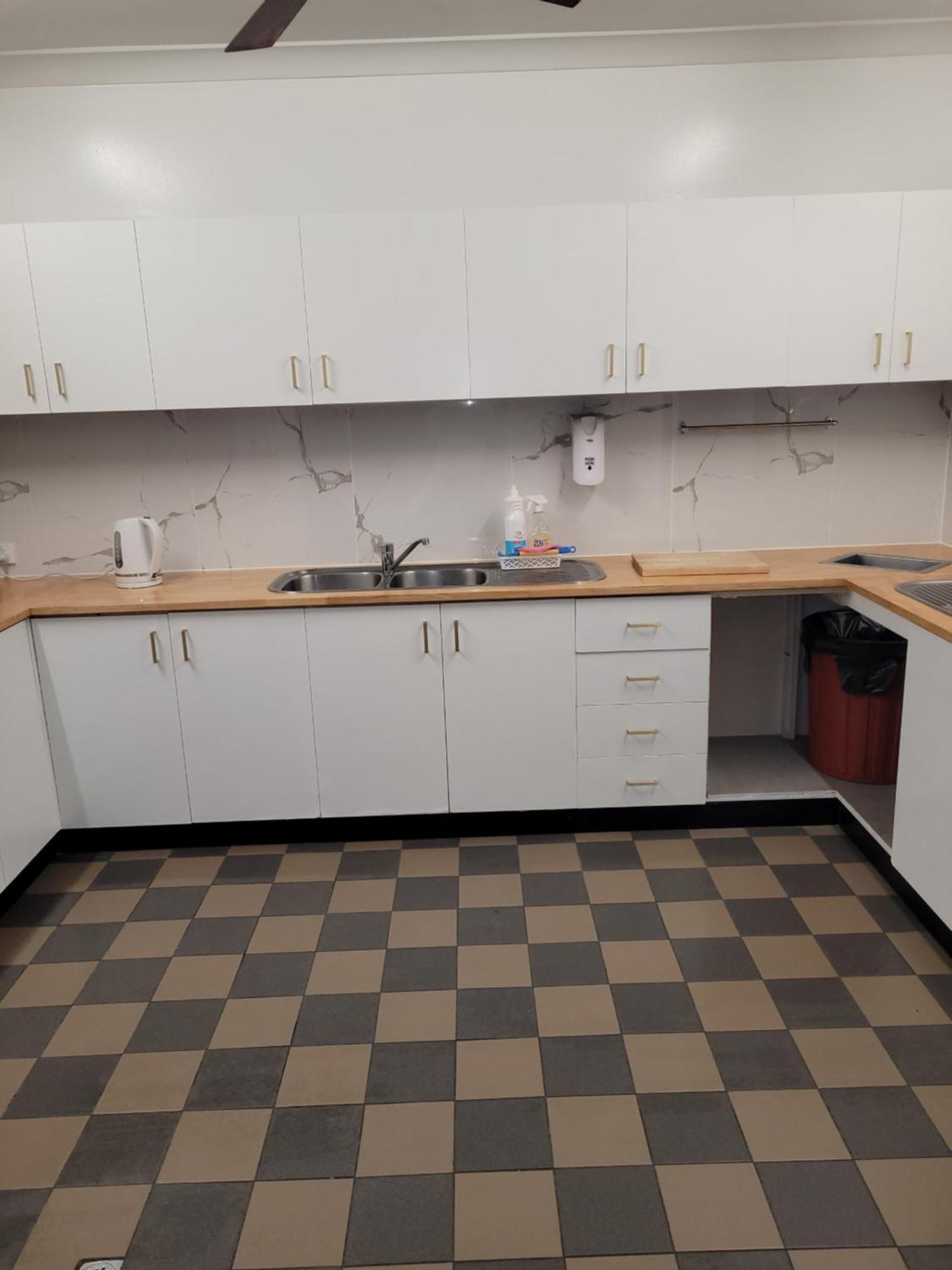 Travellers Paradise Cairns Dış mekan fotoğraf A kitchen in a student residence hall at the University of Michigan