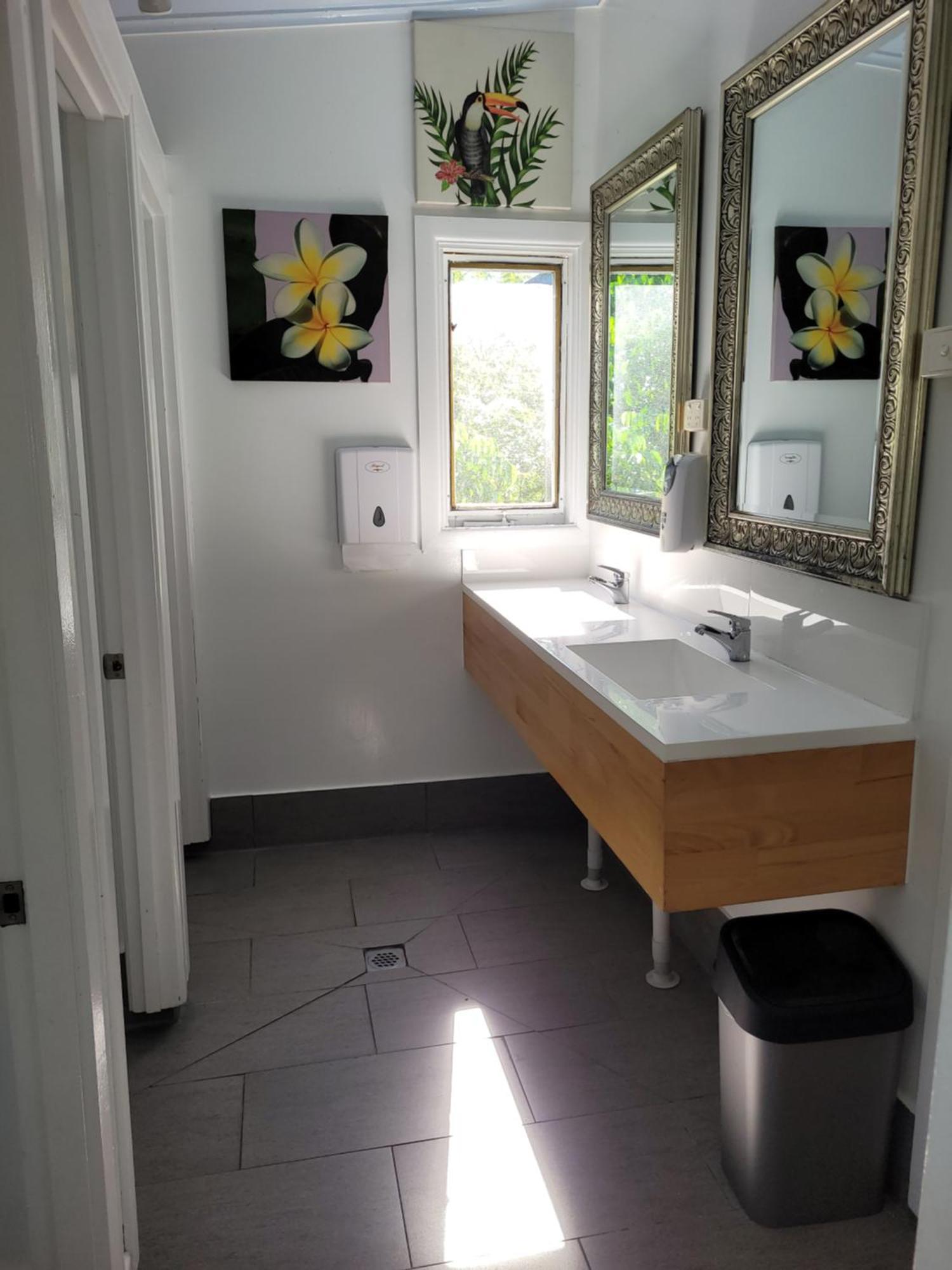 Travellers Paradise Cairns Dış mekan fotoğraf A modern bathroom
