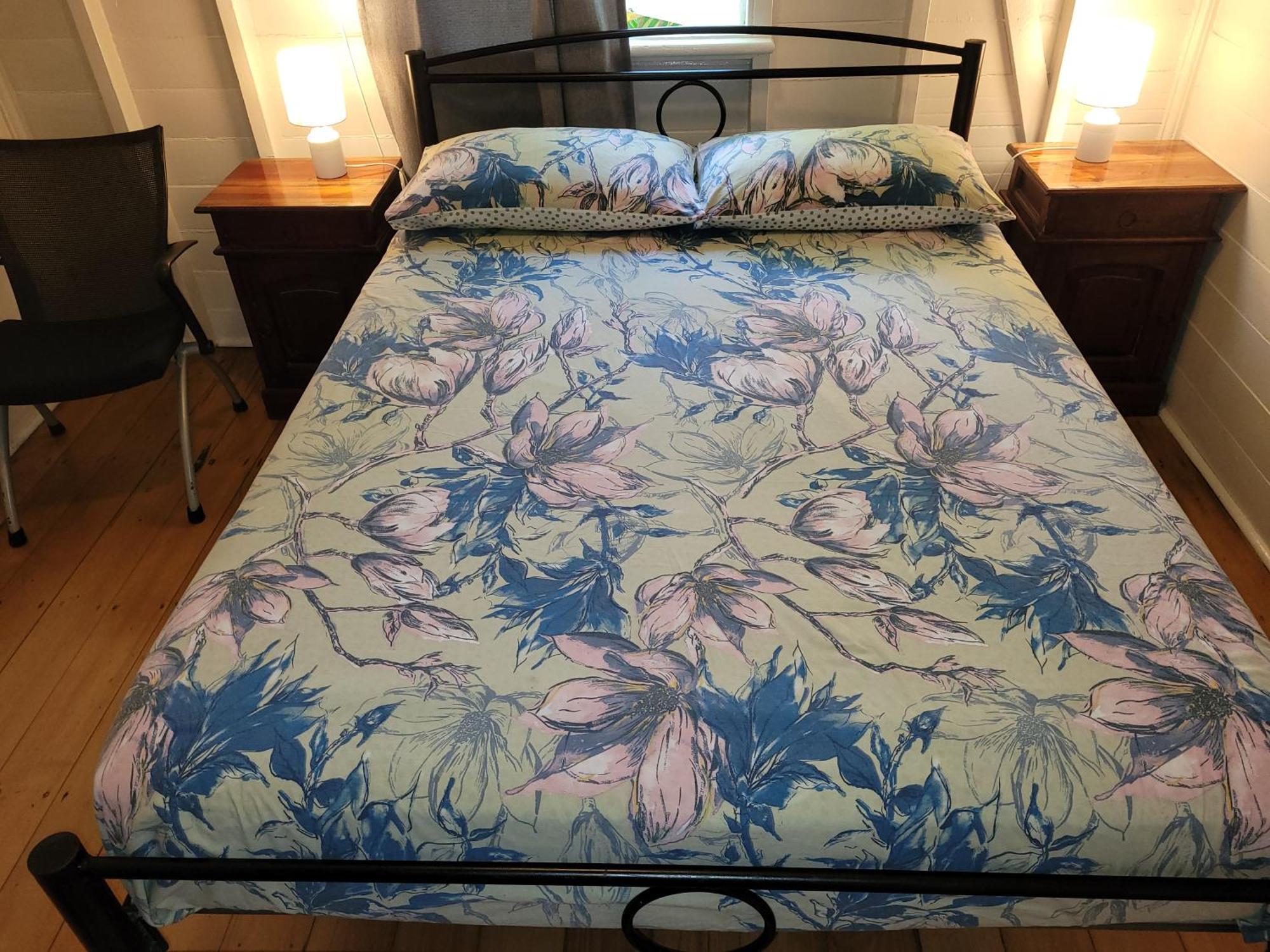 Travellers Paradise Cairns Dış mekan fotoğraf A bed with a fitted sheet