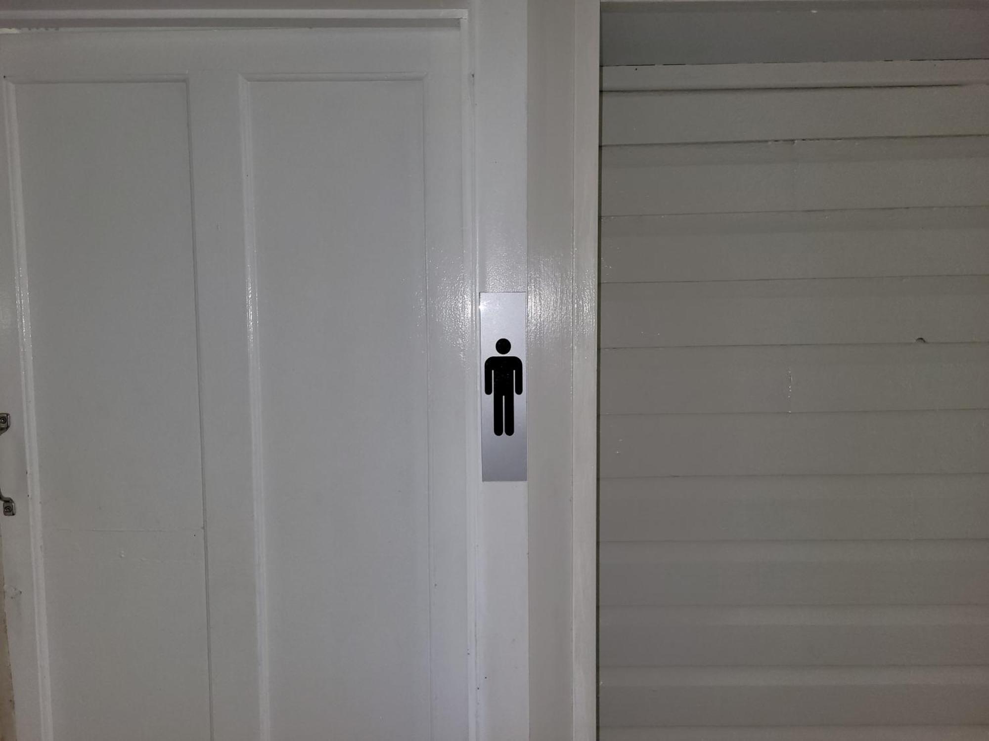 Travellers Paradise Cairns Dış mekan fotoğraf A male toilet sign