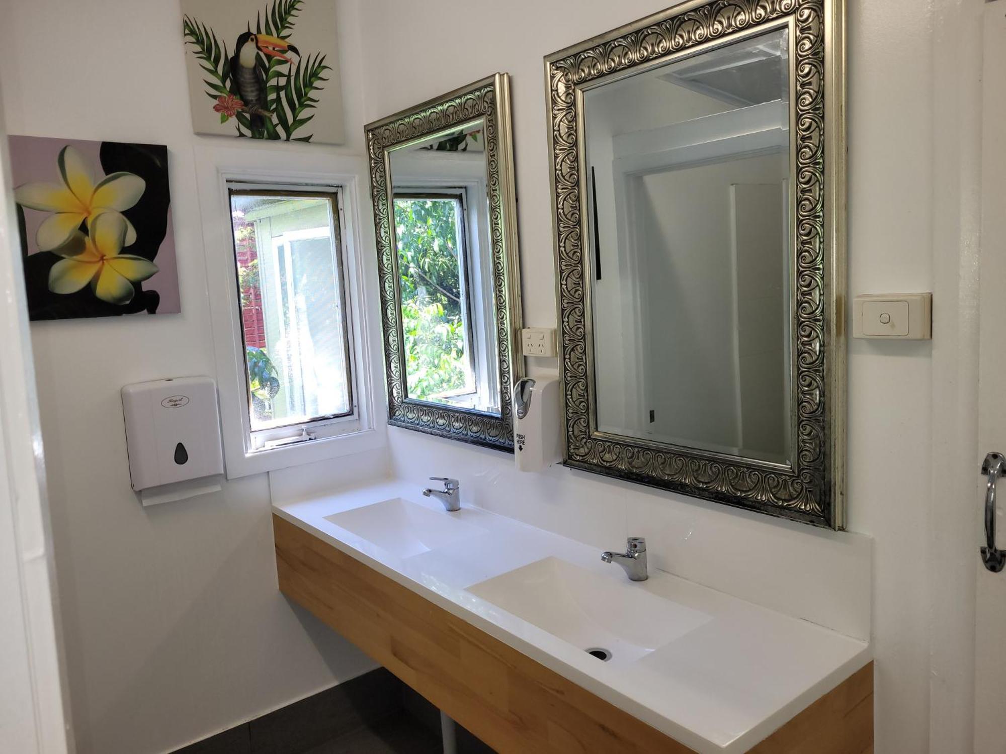 Travellers Paradise Cairns Dış mekan fotoğraf A modern bathroom