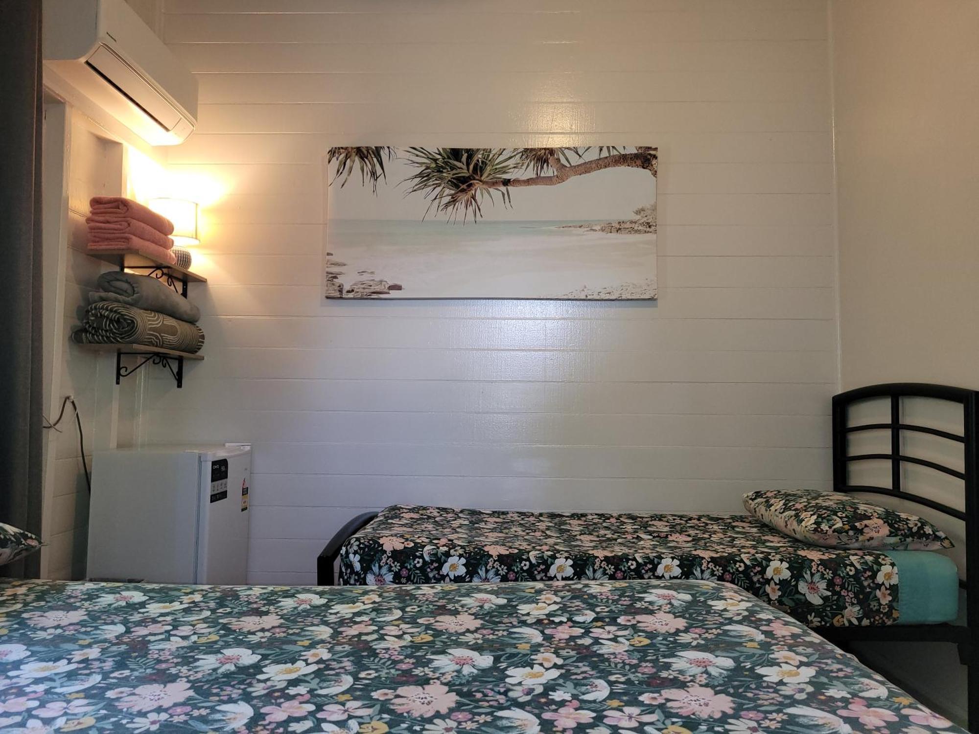 Travellers Paradise Cairns Dış mekan fotoğraf A room at the hostel
