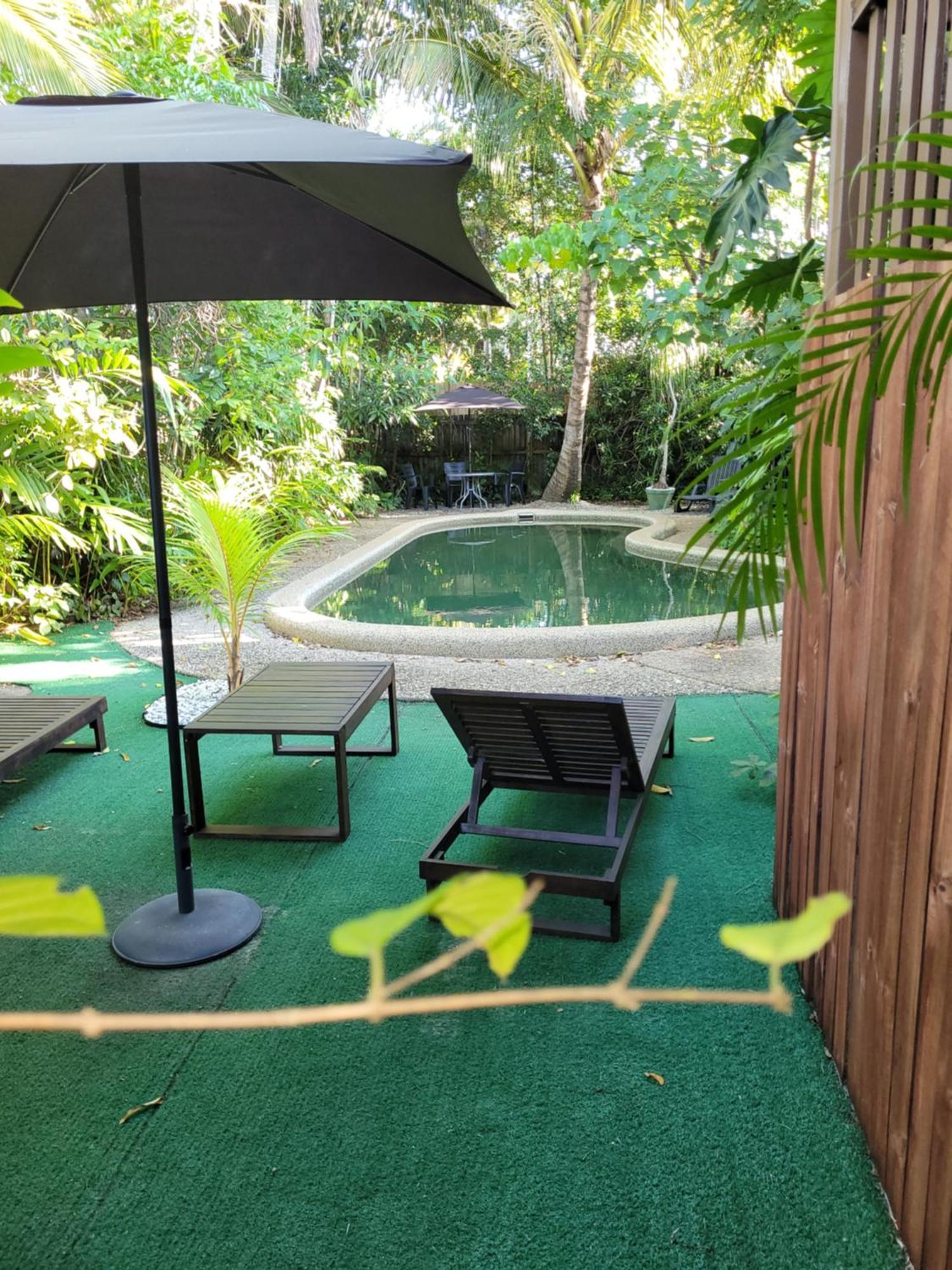 Travellers Paradise Cairns Dış mekan fotoğraf A private pool at a resort in Thailand