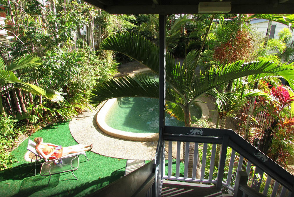 Travellers Paradise Cairns Dış mekan fotoğraf A view of the pool at the resort