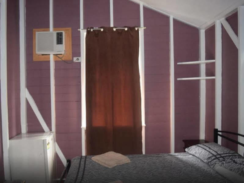 Travellers Paradise Cairns Dış mekan fotoğraf A room in a typical Japanese capsule hotel