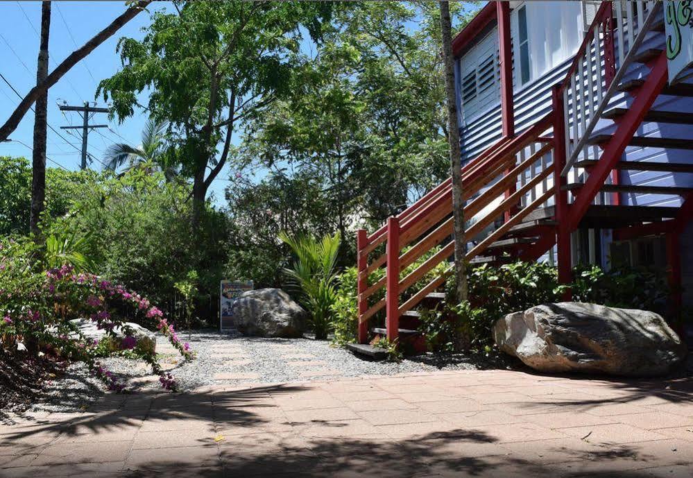 Travellers Paradise Cairns Dış mekan fotoğraf The entrance to the house