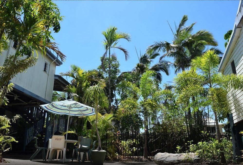 Travellers Paradise Cairns Dış mekan fotoğraf The courtyard at the Old Museum Building